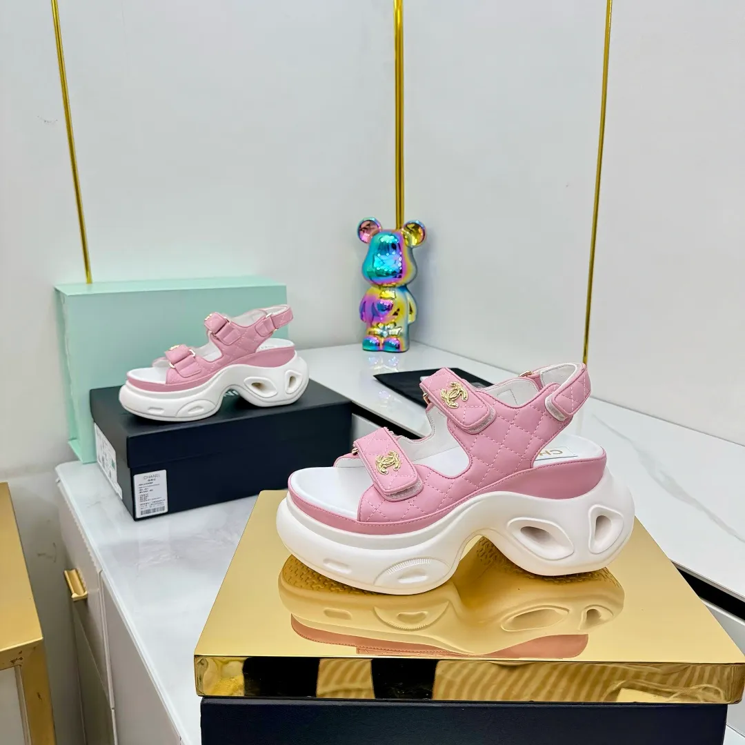 👟👟Ex-factory price 680👟👟 Top version... Chanel｜Chanel Xiaoxiang Velcro Beach Slippers Slippers Casual Beach Shoes 25ss Spring and Summer New Style! Beach shoes are a hit all over the internet! The latest model from the counter, I am still willing to buy it on my feet. It must be ranked among the most popular models. It is invincible in all seasons. Various bloggers and Internet celebrities can see the matching styles. Highly recommended. Pearlescent sheepskin upper, sheepskin lining, suede for feet. Original open-molded TPU outsole size: 35-40 (customized for 40 and 41). Full set of original packaging 👉 👉 👉 👉 👉